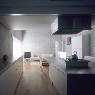 キッチンの奥にリビングルーム。　View of of the livingroom through the kitchen.