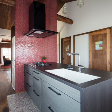 マンナカハウス／お気に入りの赤いタイルと黒いキッチン