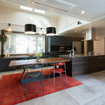ログハウスの概念が覆される、絶妙にテイストミックスされたインテリア空間に佇むキッチン