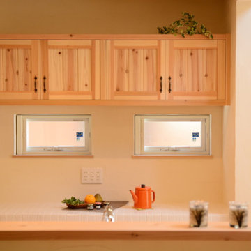 キッチン壁側にはタイルが可愛らしい作業台と光を取り込む小窓を設置