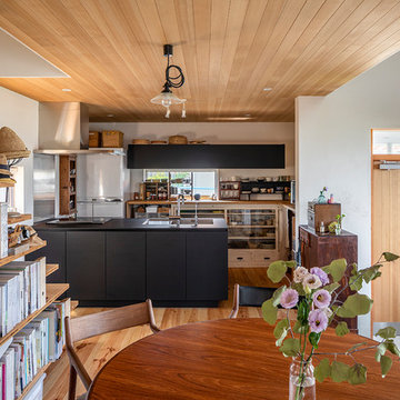 北欧シンプルモダンとアンティーク家具が融合したキッチン空間