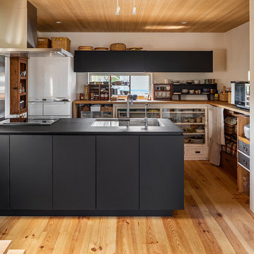北欧シンプルモダンとアンティーク家具が融合したキッチン空間