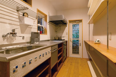 他の地域にある和風のおしゃれなキッチン (一体型シンク、オープンシェルフ、ステンレスカウンター、無垢フローリング、茶色い床) の写真