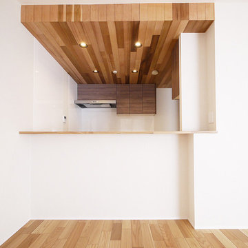 天然木の床と羽目板天井のキッチン