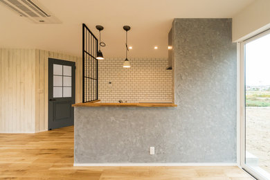 Bild på ett skandinaviskt grå linjärt grått kök med öppen planlösning