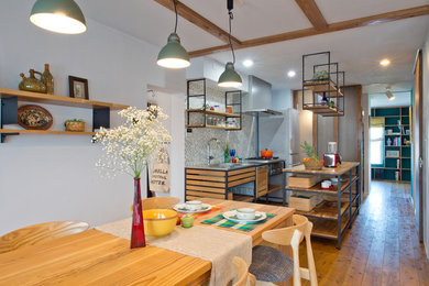 横浜にあるアジアンスタイルのおしゃれなキッチン (シングルシンク、オープンシェルフ、ステンレスカウンター、マルチカラーのキッチンパネル、無垢フローリング、茶色い床) の写真