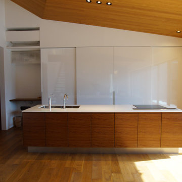 白のキャンバスに絵を描くように、ブビンガのキッチンが浮き立ちとても素敵に空間です。
