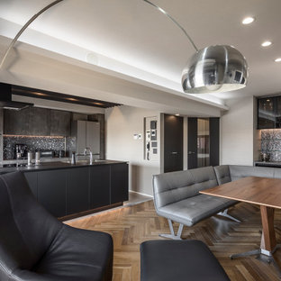 Idée de décoration pour une cuisine ouverte linéaire minimaliste avec un évier encastré, un placard à porte affleurante, des portes de placard noires, un électroménager noir, un sol en carrelage de céramique, un îlot central, un sol gris, un plan de travail noir et un plafond en papier peint.