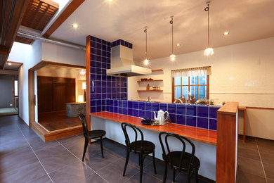 他の地域にあるコンテンポラリースタイルのおしゃれなII型キッチン (グレーの床) の写真