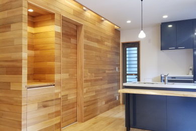 Idéer för små minimalistiska linjära grått kök med öppen planlösning, med en undermonterad diskho, luckor med profilerade fronter, blå skåp, bänkskiva i koppar, vitt stänkskydd, rostfria vitvaror, ljust trägolv, en halv köksö och beiget golv