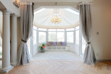 Ispirazione per una veranda stile shabby con soffitto classico e pavimento beige