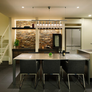 Idee per una sala da pranzo aperta verso il soggiorno contemporanea con pareti bianche, pavimento in gres porcellanato, pavimento grigio, soffitto in carta da parati e carta da parati