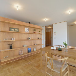 Immagine di un angolo colazione stile rurale con pareti bianche, pavimento in legno massello medio, pareti in legno e pavimento marrone