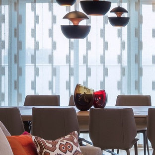 Idées déco pour une salle à manger ouverte sur le salon contemporaine de taille moyenne avec un mur beige, un sol en contreplaqué et un sol beige.