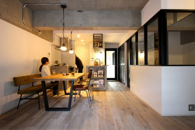Diseño de comedor urbano de tamaño medio abierto sin chimenea con paredes blancas, suelo de madera pintada, suelo gris y papel pintado