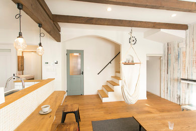 Стильный дизайн: гостиная-столовая в стиле кантри с белыми стенами, паркетным полом среднего тона и коричневым полом - последний тренд