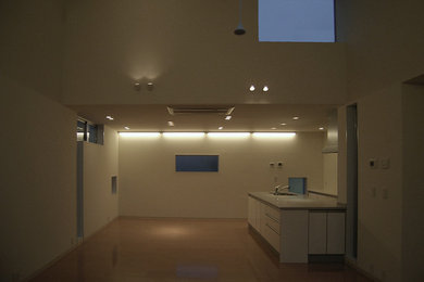 Ejemplo de comedor moderno abierto con paredes blancas y suelo de contrachapado