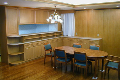 Imagen de comedor de cocina de tamaño medio sin chimenea con paredes marrones y suelo de madera en tonos medios