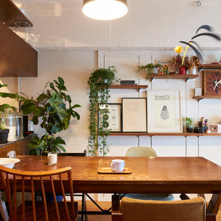 Imagen de comedor contemporáneo, pequeño, abierto, con paredes blancas, suelo de madera en tonos medios y suelo marrón