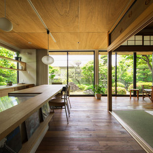 Inspiration pour une grand salle à manger ouverte sur le salon asiatique avec un sol en bois brun.