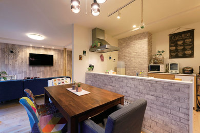 Diseño de comedor de cocina campestre con paredes blancas, suelo de madera clara, papel pintado y papel pintado