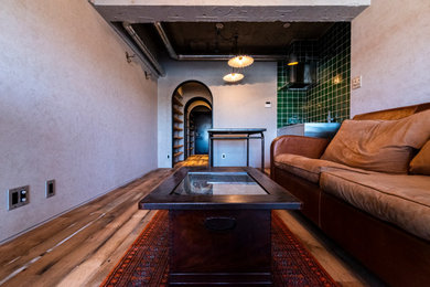 Diseño de comedor urbano pequeño abierto sin chimenea con paredes grises, suelo de madera en tonos medios y suelo marrón