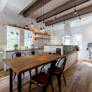 Idee per una sala da pranzo aperta verso la cucina con soffitto in legno, pareti bianche e pavimento in legno massello medio