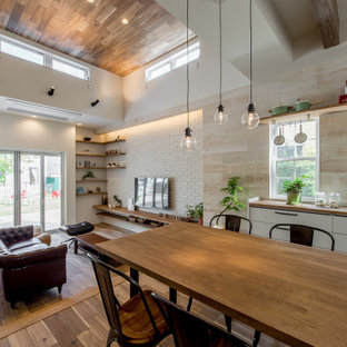 Immagine di una sala da pranzo con pavimento in legno massello medio, soffitto in legno e pareti in legno