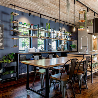 Idee per una sala da pranzo industriale con pareti blu e parquet scuro