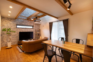 Ejemplo de comedor rústico con paredes blancas, suelo de madera en tonos medios y suelo marrón