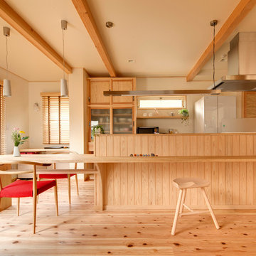 オープンキッチンの自然素材だけで作った家