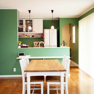 グリーンの壁に白を基調とした家具の気品あふれる高台のお家