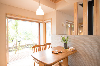 Foto de comedor de cocina de estilo zen con paredes beige, suelo de madera en tonos medios, estufa de leña y marco de chimenea de baldosas y/o azulejos