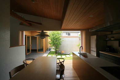 Idee per una sala da pranzo aperta verso la cucina nordica di medie dimensioni con pareti bianche e pavimento in legno massello medio