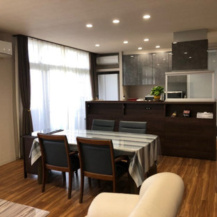 Cette photo montre une petit salle à manger ouverte sur le salon moderne avec un mur gris, un sol marron, un plafond en papier peint et du papier peint.