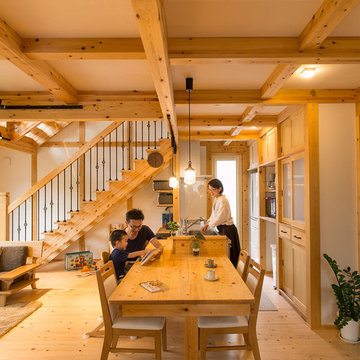 ログハウス風の明るく開放的な自然素材の家