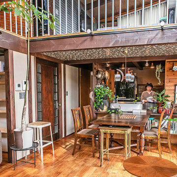 ヴィンテージ家具と植物と木とテグラがつくりだす空間　東琵琶湖の家