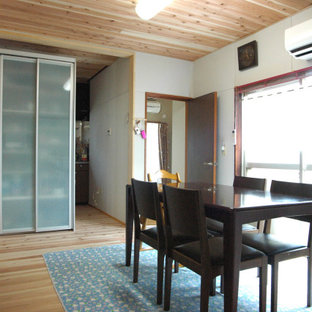 Aménagement d'une salle à manger asiatique fermée et de taille moyenne avec un mur blanc, un sol en bois brun, un sol marron et un plafond en bois.