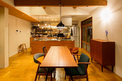Imagen de comedor nórdico abierto con paredes blancas y suelo de madera en tonos medios