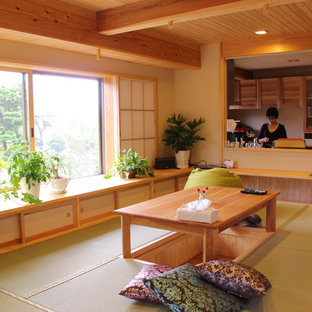 Diseño de comedor de estilo zen, de tamaño medio, abierto, sin chimenea, con paredes beige, tatami y suelo verde