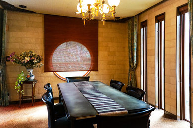 Esempio di una sala da pranzo boho chic chiusa con pareti beige e pavimento marrone