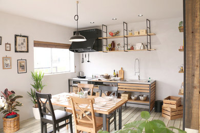 Diseño de comedor urbano abierto con paredes blancas, suelo de madera pintada y suelo gris