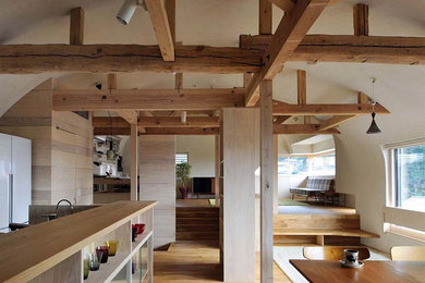 Ejemplo de comedor minimalista abierto con paredes blancas, suelo de madera en tonos medios y suelo beige