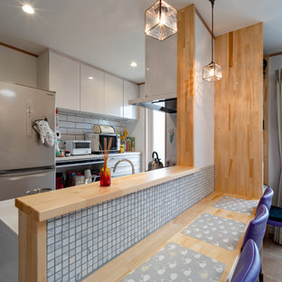 Idée de décoration pour une salle à manger ouverte sur le salon avec un mur blanc, un sol en contreplaqué, un sol marron, un plafond en papier peint et du papier peint.