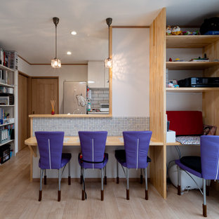 Cette photo montre une salle à manger ouverte sur le salon avec un mur blanc, un sol en contreplaqué, un sol marron, un plafond en papier peint et du papier peint.