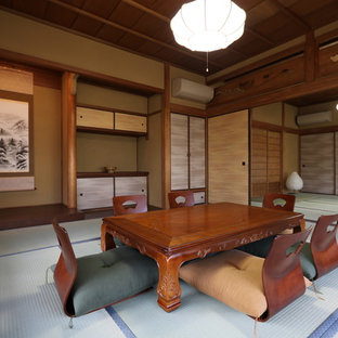 京都の和風のおしゃれなダイニング (茶色い壁、畳、緑の床) の写真