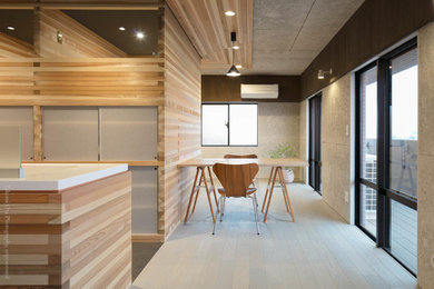 Diseño de comedor contemporáneo pequeño abierto con paredes blancas, suelo de contrachapado y suelo gris