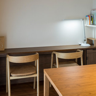 Idée de décoration pour une petit salle à manger ouverte sur le salon nordique avec un mur blanc, un sol en bois brun, aucune cheminée, un plafond en papier peint et du papier peint.