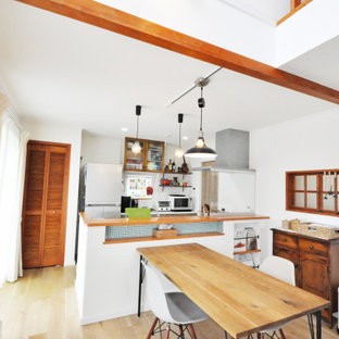 Idéer för att renovera en matplats med öppen planlösning, med vita väggar, plywoodgolv och brunt golv