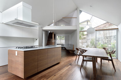 Идея дизайна: кухня-столовая среднего размера в современном стиле с серыми стенами, темным паркетным полом, потолком с обоями и обоями на стенах без камина